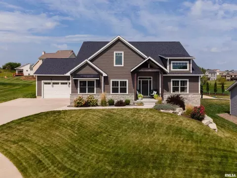 63 Country Club Ct, Le Claire, IA 52753