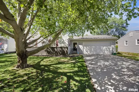 1013 4th St #A, Hampton, IL 61256