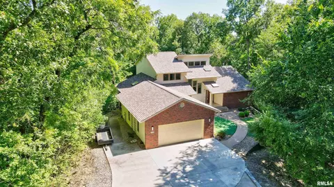 119 Golden Eagle Dr, Muscatine, IA 52761