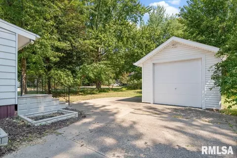 916 37th St, Moline, IL 61265 photo 4