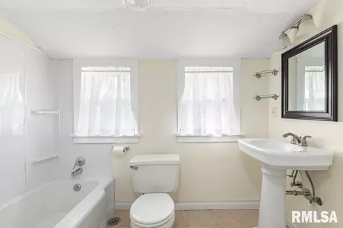 916 37th St, Moline, IL 61265 photo 18