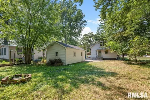 916 37th St, Moline, IL 61265 photo 2