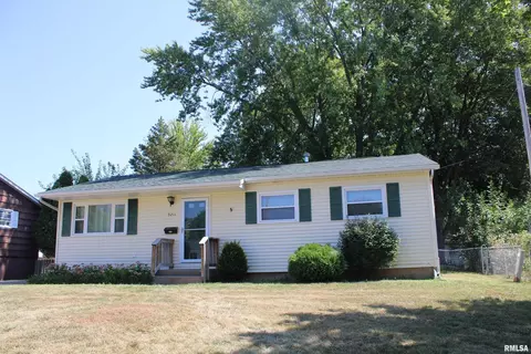 3211 Candlewick Dr, Bettendorf, IA 52722