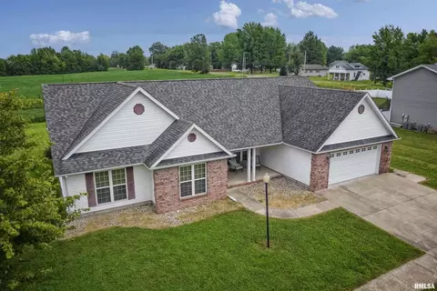 702 Legacy Dr, Herrin, IL 62948 photo 2