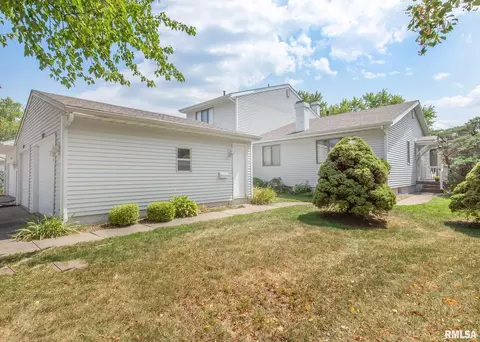 3105 Willowwood Dr, Bettendorf, IA 52722