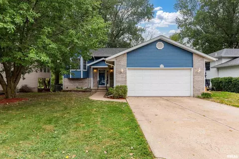 6424 Silver Creek Dr, Davenport, IA 52806