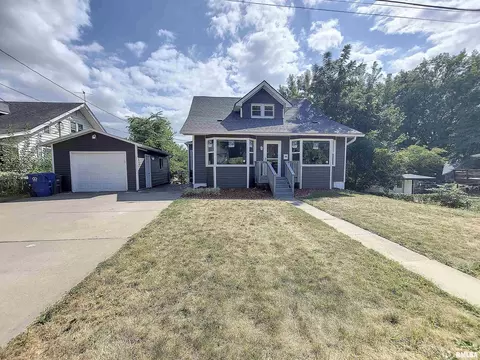 2123 Mississippi Blvd, Bettendorf, IA 52722
