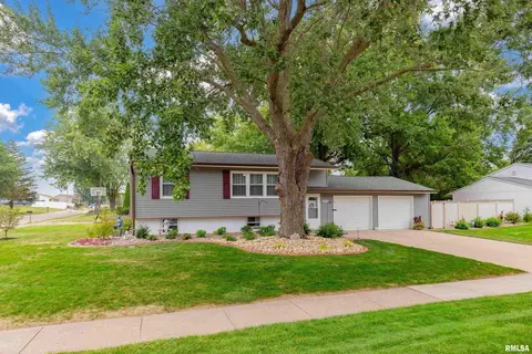 4006 Hillandale Rd, Davenport, IA 52806