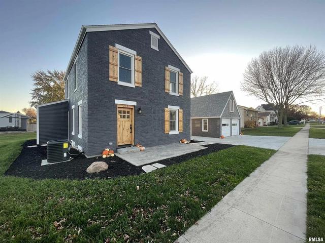 219 E 4th St, Dewitt, IA 52742