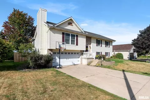 222 E Park View Dr, Walcott, IA 52773