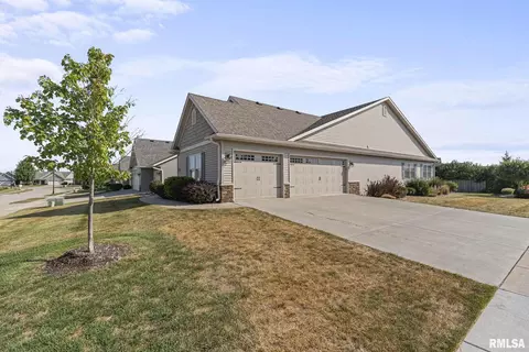 5517 Cavan Crossing St, Bettendorf, IA 52722