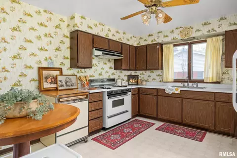 2715 2nd St, Moline, IL 61265 photo 8