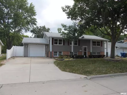 1709 Fairmeadows Dr, Bettendorf, IA 52722
