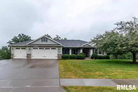 201 Baxter Dr, Blue Grass, IA 52726
