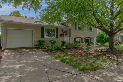 3135 Westmar Dr, Bettendorf, IA 52722