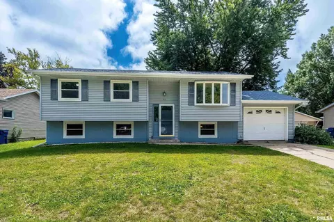317 W Oak St, Eldridge, IA 52748