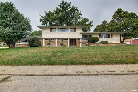 102 12th St, Fulton, IL 61252