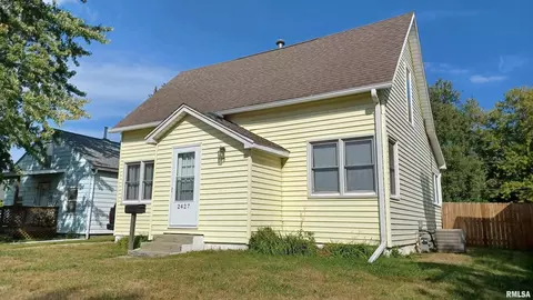 2427 S 14th St, Clinton, IA 52732