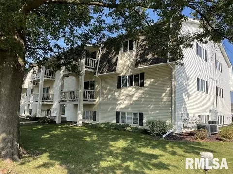 800 E Iowa St #2B, Eldridge, IA 52748