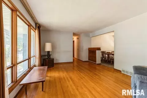 909 54th St, Moline, IL 61265 photo 6
