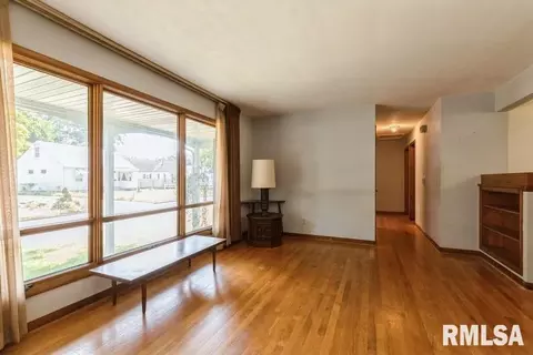 909 54th St, Moline, IL 61265 photo 5
