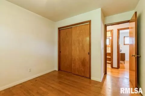 909 54th St, Moline, IL 61265 photo 17