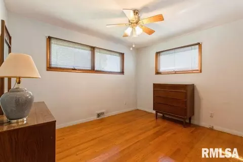 909 54th St, Moline, IL 61265 photo 12
