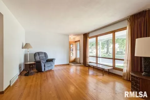 909 54th St, Moline, IL 61265 photo 4