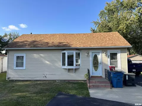 407 8th Ave, Silvis, IL 61282