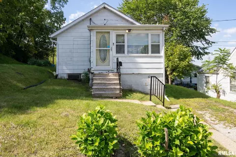126 3rd St, Silvis, IL 61282