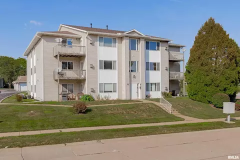 3470 Parkwild Dr #8, Bettendorf, IA 52722