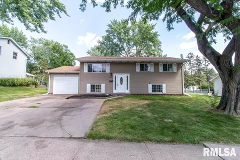 4521 Harrison St, Davenport, IA 52806