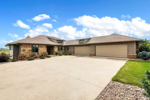 5497 Pigeon Creek Rd, Bettendorf, IA 52722