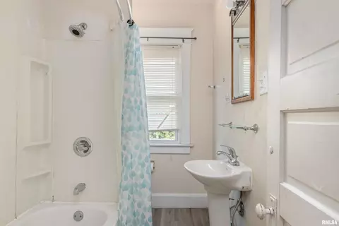 610 10th St, Moline, IL 61265 photo 17