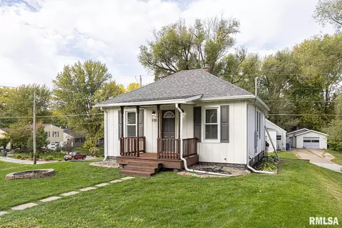 930 27th St, Bettendorf, IA 52722