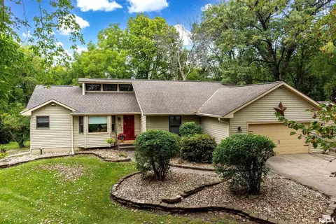 14 E Timberline Dr, Blue Grass, IA 52726