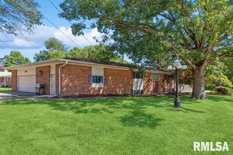 305 22nd Avenue Ct, East Moline, IL 61244