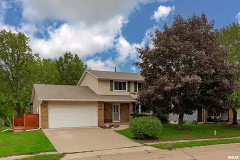 142 Colony Dr, Davenport, IA 52806