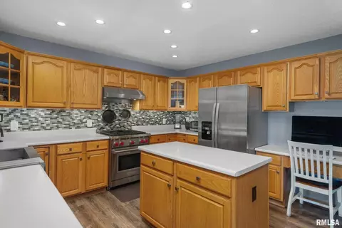 704 Fox Ridge Rd, Eldridge, IA 52748 photo 11