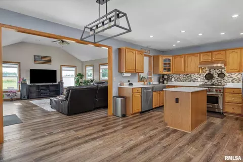 704 Fox Ridge Rd, Eldridge, IA 52748 photo 10