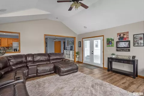 704 Fox Ridge Rd, Eldridge, IA 52748 photo 16