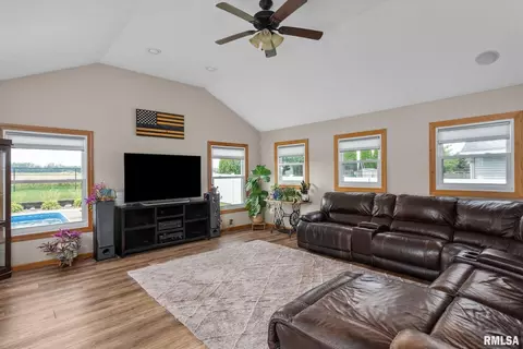 704 Fox Ridge Rd, Eldridge, IA 52748 photo 15