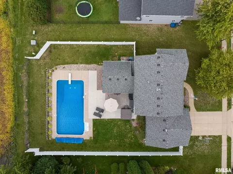 704 Fox Ridge Rd, Eldridge, IA 52748