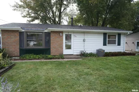 1430 Dodge St, Le Claire, IA 52753