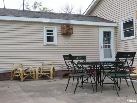 3900 N Shore Dr, Moline, IL 61265
