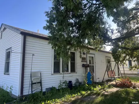 7425 Oak St, Davenport, IA 52806