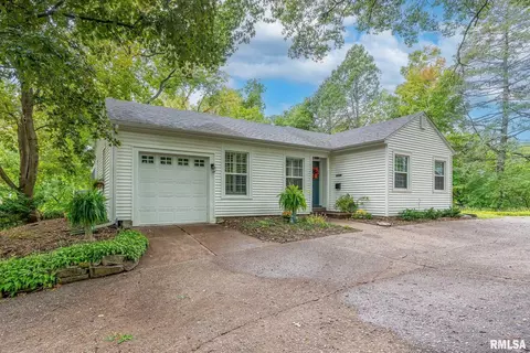 126 Essex Ln, Davenport, IA 52803
