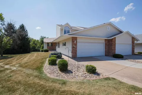 2975 Red Wing Ct, Bettendorf, IA 52722