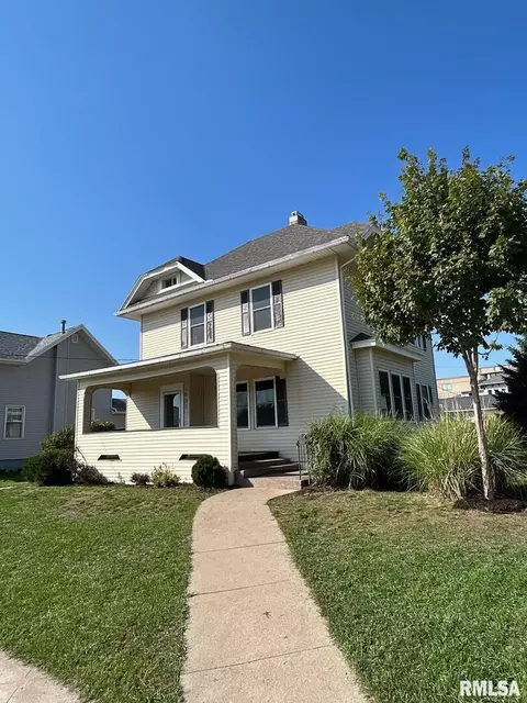 502 7th St, Dewitt, IA 52742