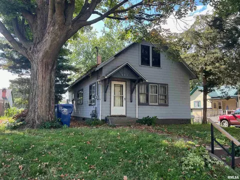 241 16th Pl, Clinton, IA 52732